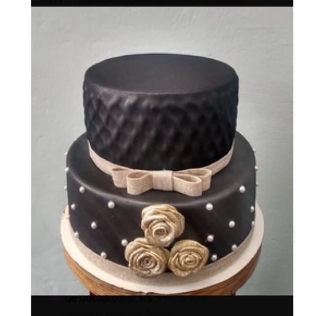 mini bolo preto com dourado