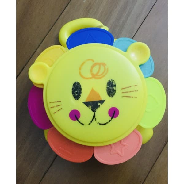 Brinquedo Pré Escolar Playskool Leãozinho de Encaixar Hasbro Amarelo