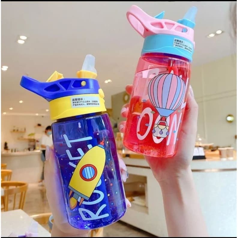 ​Garrafa infantil de 500 ml  livre de BPA com canudo, acionamento por botão, antivazamento e resistente