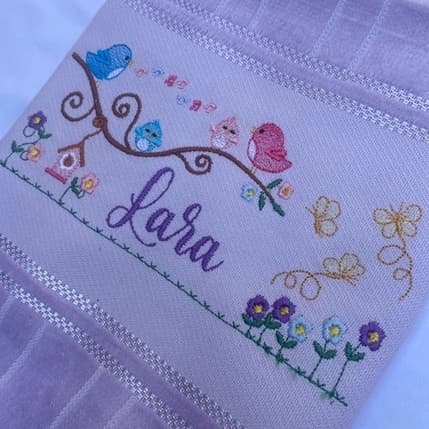 Toalha Bordada Personalizada Jardim Passarinhos e Flores com Nome