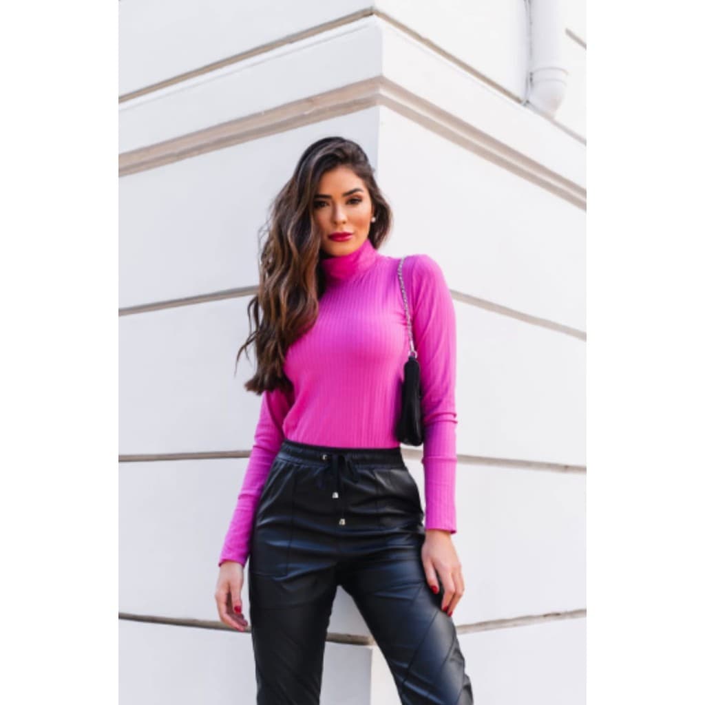 Calça Jogger Couro tem um Estilo Urbano que Você vai se Apaixonar. Ideal para Você ficar Confortável e Estilosa no seu Dia a Dia, essa é a Calça para Você.  Essa Calça Jogger é Feita de Couro Fake , Cintura com Elástico Embutido e Cordão para Ajuste.