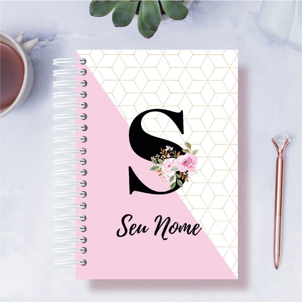 Caderno Rosa A5 personalizado com a letra inicial do seu nome e seu nome  - 100 folhas pautadas e decoradas