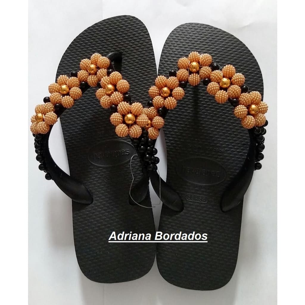 Chinelo ou Sandália Havaianas bordada de pérolas preto com marrom