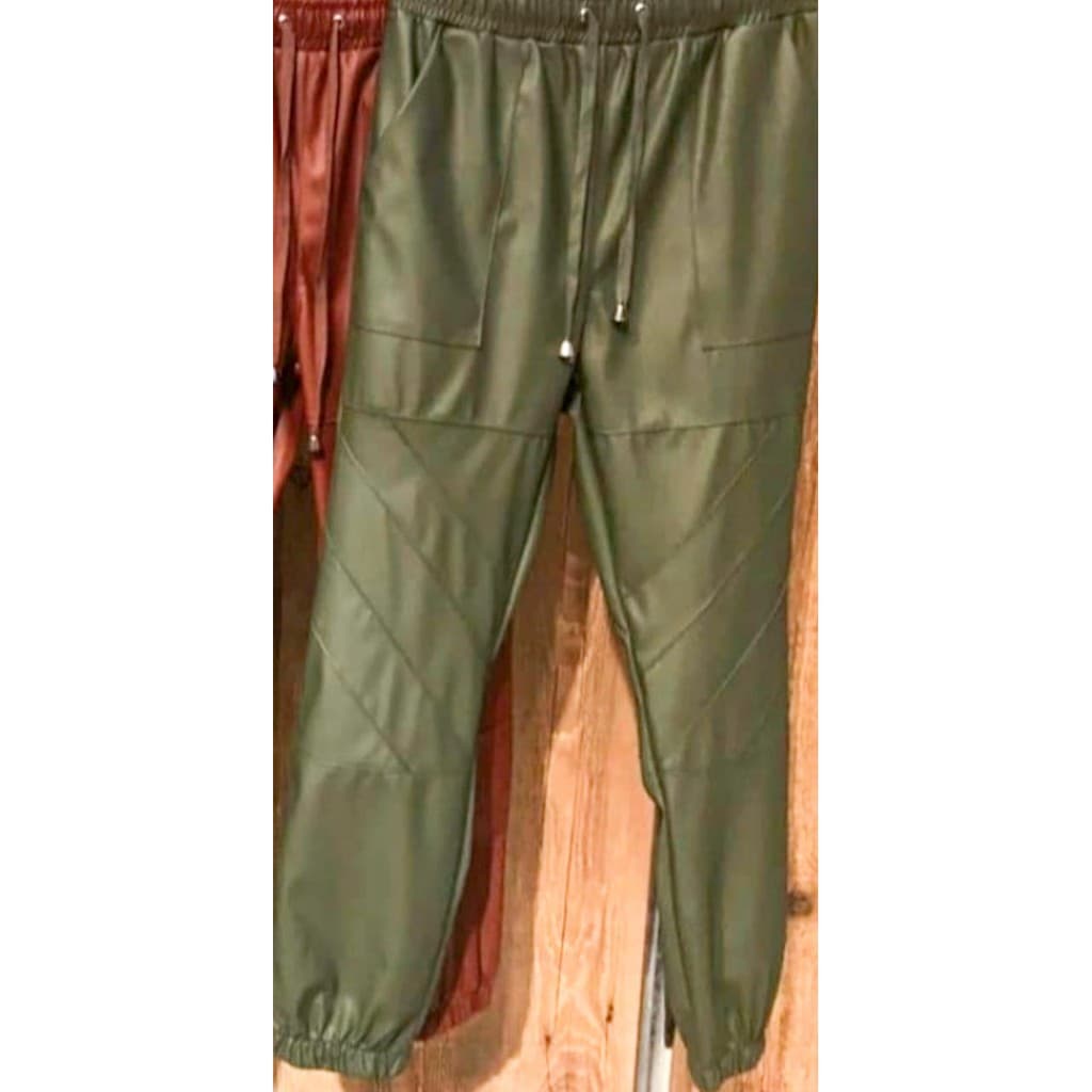 Calça Jogger Couro tem um Estilo Urbano que Você vai se Apaixonar. Ideal para Você ficar Confortável e Estilosa no seu Dia a Dia, essa é a Calça para Você.  Essa Calça Jogger é Feita de Couro Fake , Cintura com Elástico Embutido e Cordão para Ajuste.