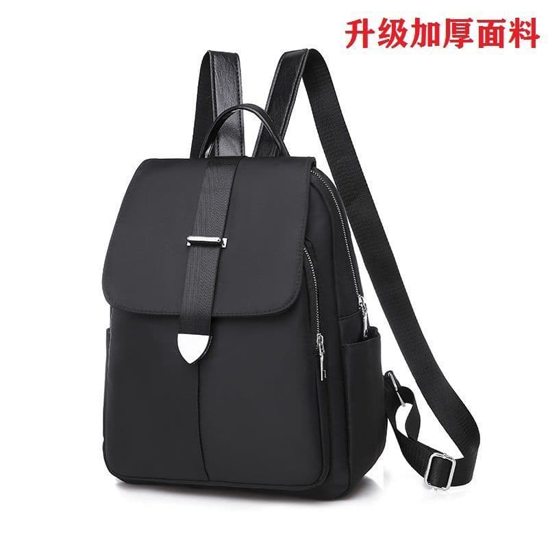 bolsa mochila feminina média com tampa anti furto e pompom