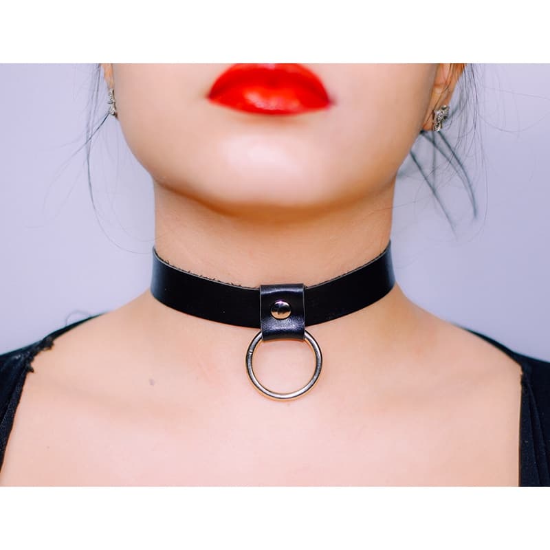 Choker  FABIANE preto em couro com argola Preto.