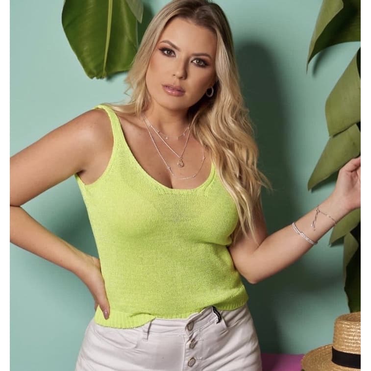 Blusa regata alcinha lurex de linha tricô, regatinha lisa de linha decote em u