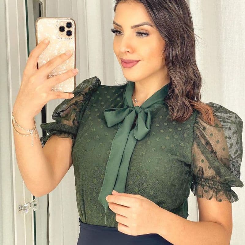 blusa social , elegante com laço/gravata, mangas e frente de tule poá
