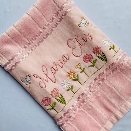 Toalha Bordada Personalizada com Nome Flores Jardim marca Dohler