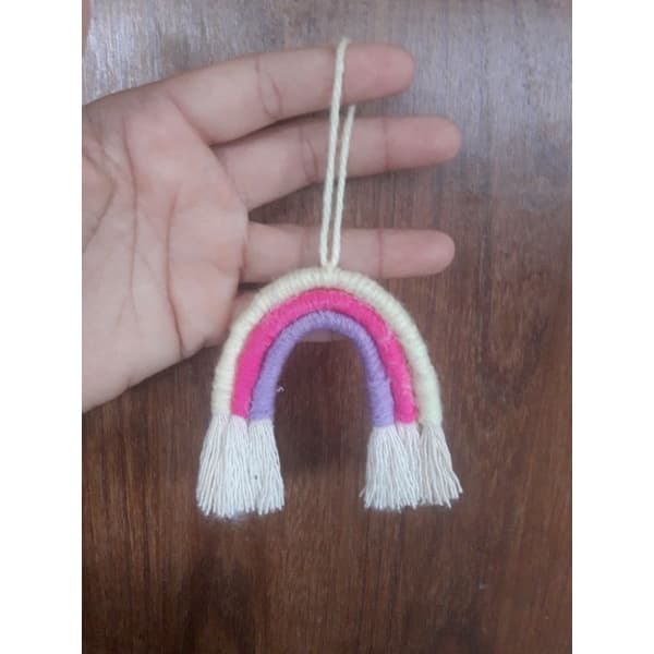 Chaveiro arco íris chá de bebê lembrancinha ensaio Newborn macrame