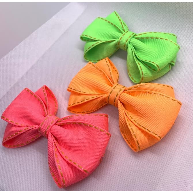 Laço de cabelo infantil cruzado com gravatinha neon