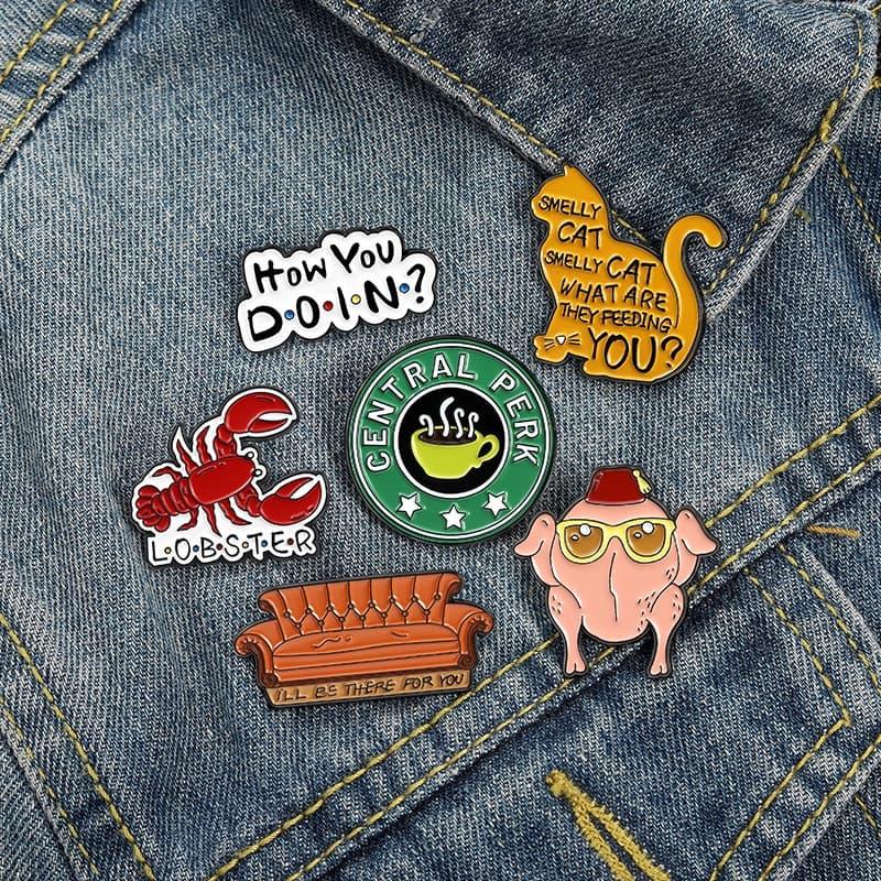 1PCS Friends Série Liga De Desenhos Animados Broche Lagosta Sofá Peru Pinos Para Decorar Roupas E Mochilas Emblemas