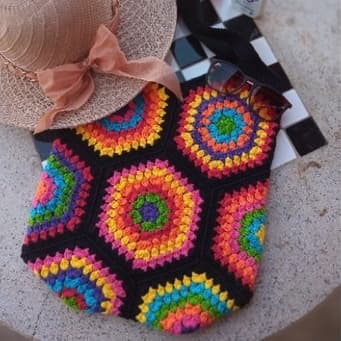 Bolsa colorida em croche feita a mao com forro