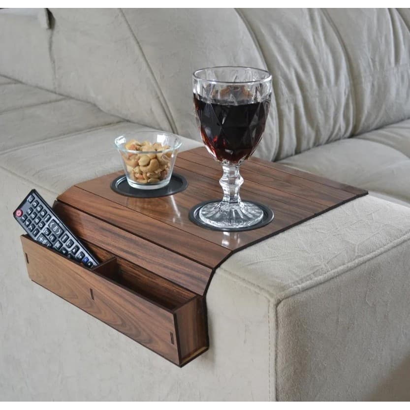 Bandeja Esteira Flexível  com Porta Copos E Porta Controles para braço de sofa, suporte controle e celulares escuro e claro tons