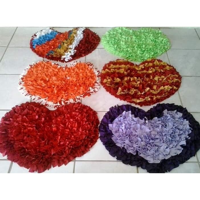 Tapetes antiderrapante artesanal frufru de coração 46x55 para quarto, banheiro e sala