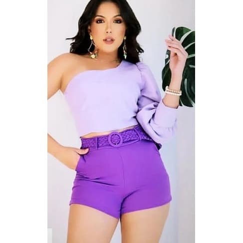 Short em alfaiataria com bolsos frontais e fechamento em zíper, detalhe de cinto que dá todo charme  peça