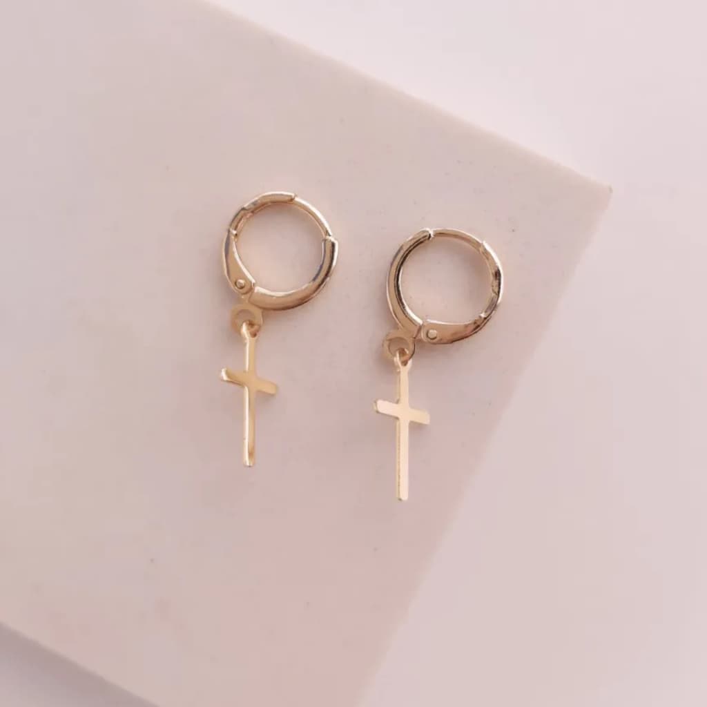 Brinco de Argola Fechada Com Pingente De Cruz Folheado Em Ouro 18k Argolinha