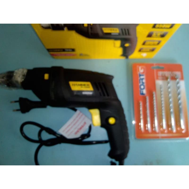 Furadeira de impacto 110v Hammer 550w c/ jogo de brocas