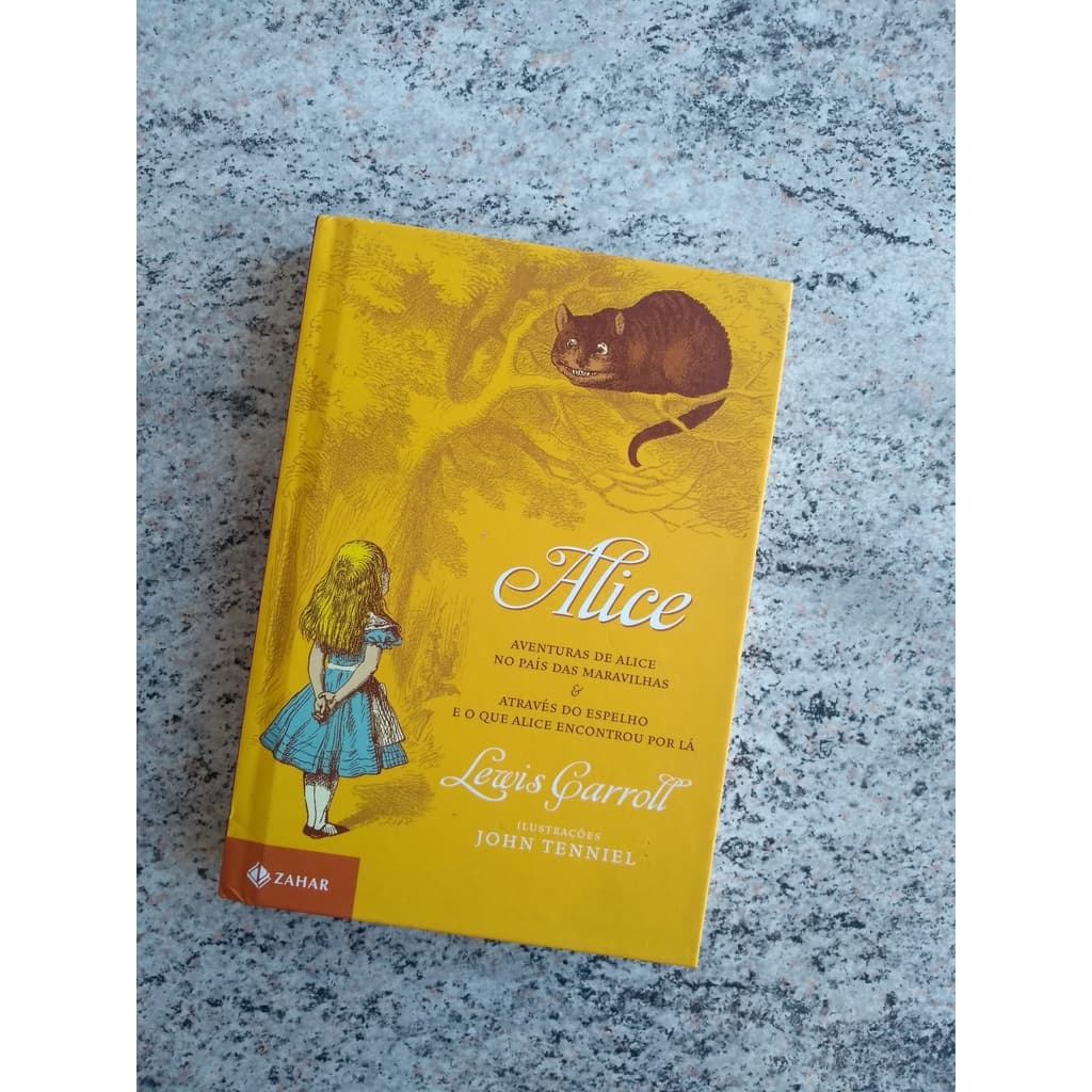 Livro edição capa dura Alice de Lewis Carroll