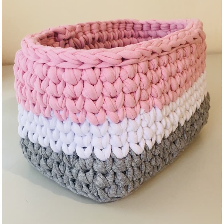 Porta Fraldas em Fio de Malha Medio 24x14x15 cm Rosa Branco e Cinza - Cesto Organizador de Crochê