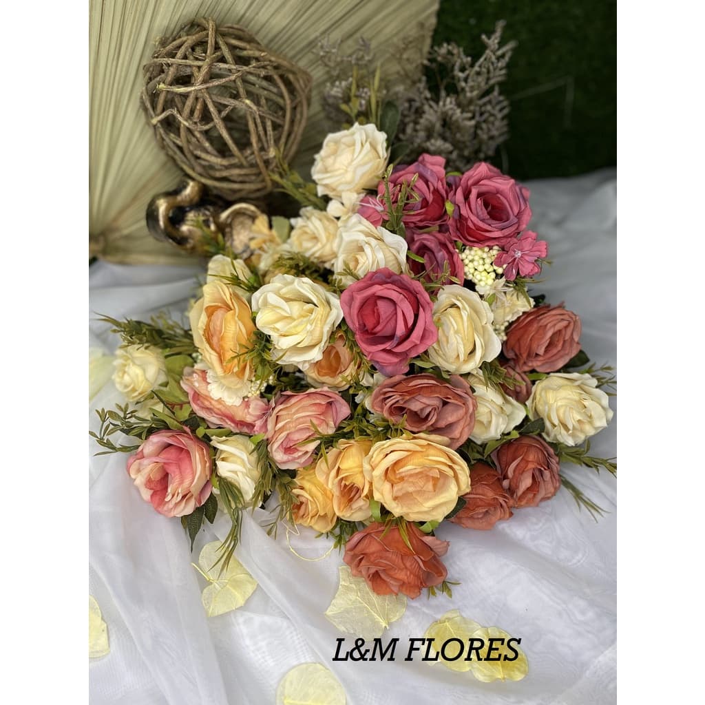 Buquê de Rosa artificial com 7 flores ideal para arranjos e decoração de casamento, casa, festas e eventos
