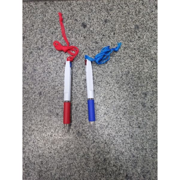 15 canetas 2 cores   com cordão tinta azul e vermelho na mesma caneta