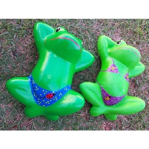 Casal De Sapos Deitado Enfeite Jardim Em Cerâmica Decoração lindo