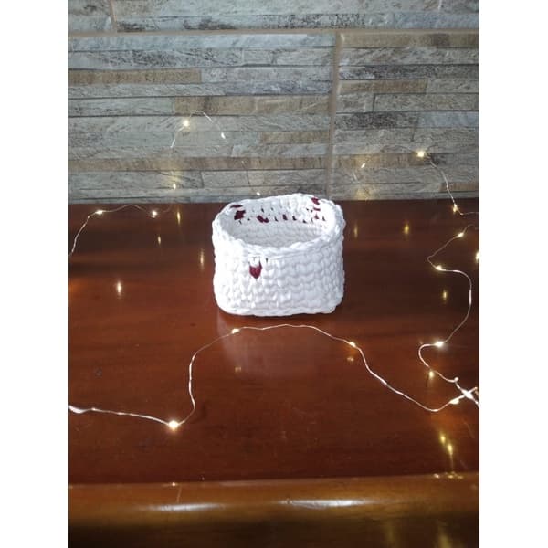 cachepô / cestinho / porta treco quadrado médio de fio de malha feito à mão com carinho. Produto artesanal