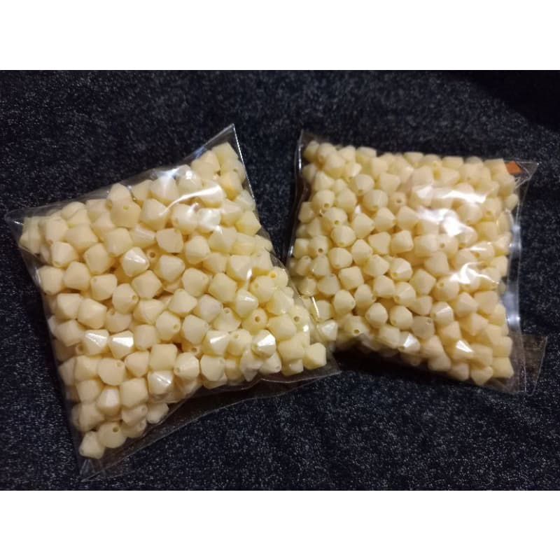 Pedraria para artesanato Contas Acrílico Triangular Bordado 50gr