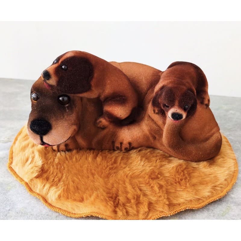 🐶 Família de Cachorros decorativos e aveludados / Dogs decorativos com tapete peludo de brinde / enfeite para casa quarto ou sala / decoração fofa / cachorrinhos fofos com tapetinho / estatueta decorativa