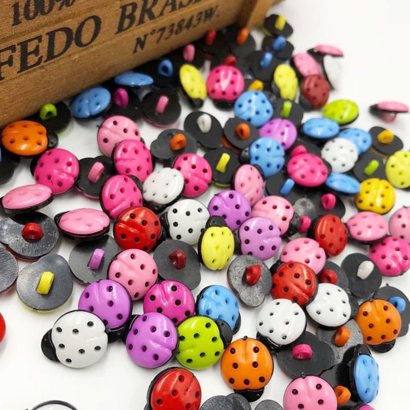100 Peças Novas ! Joaninha Botões De Plástico Noções De Costura DIY Artesanato PT39