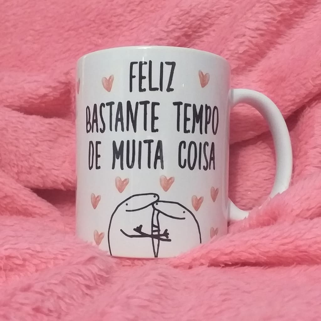 Caneca Flork - Feliz Bastante Tempo de Muita Coisa, Caneca Meme Flork Porcelana 325ML