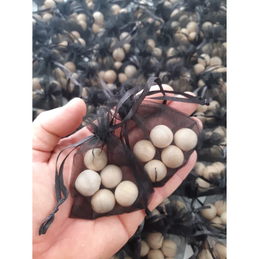 50 unidades Bola De Cedro Anti Mofo Traça Bolor Organza Preta