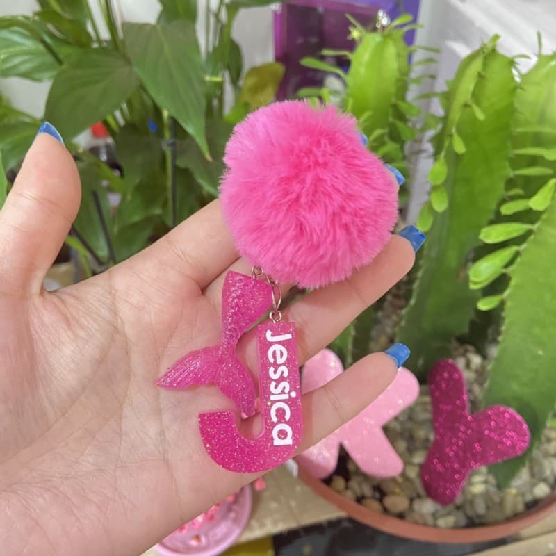 Chaveiro com letra, chaveiro pequeno, nome gravado e pompom