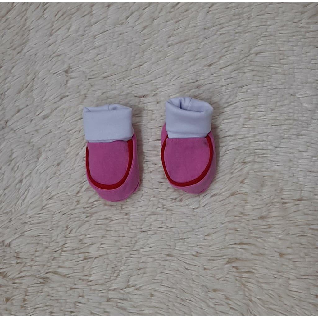 Kit com 5 Sapatinhos para Recém Nascido Bebê  Menina Menino Unissex. Delicadinho e moderno deixará seu bebezinho  fofo e quentinho.