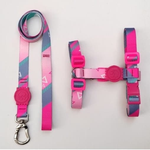 Peitoral H Anti-Puxão para Cachorros - Rosa com cinza e detalhes em rosa