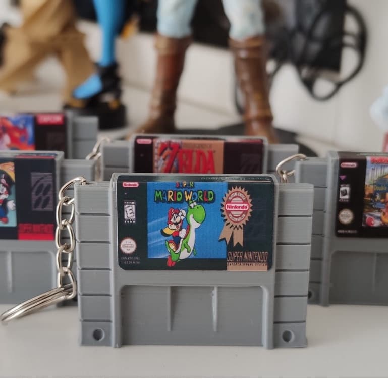 Chaveiro Gamer Retrô – Fita Mini SNES com Mario World, Zelda, DK e Muito +