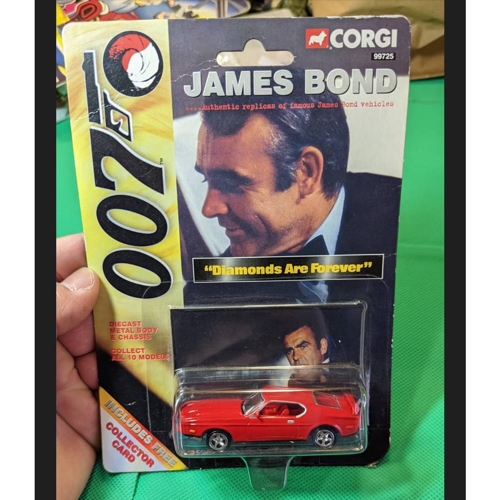 Miniatura CORGI JAMES BOND 007 FORD MUSTANG DIAMONDS ARE FOREVER + COLLECTORS CARD 1/64