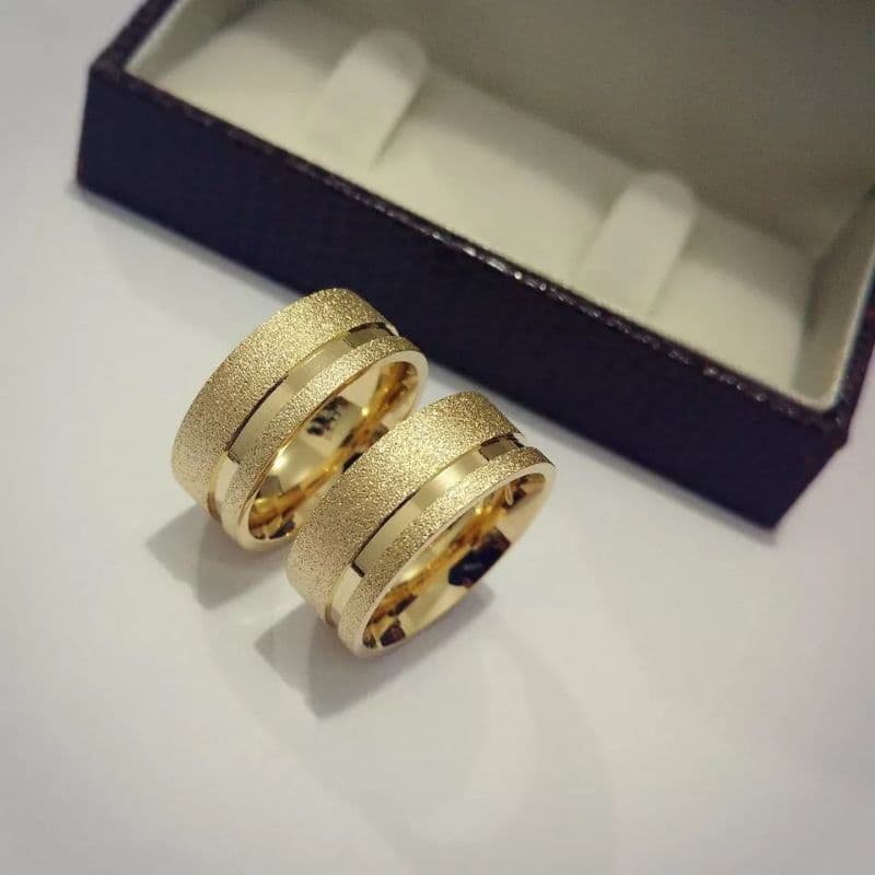 Alianças tungstênio banhado a ouro 18k