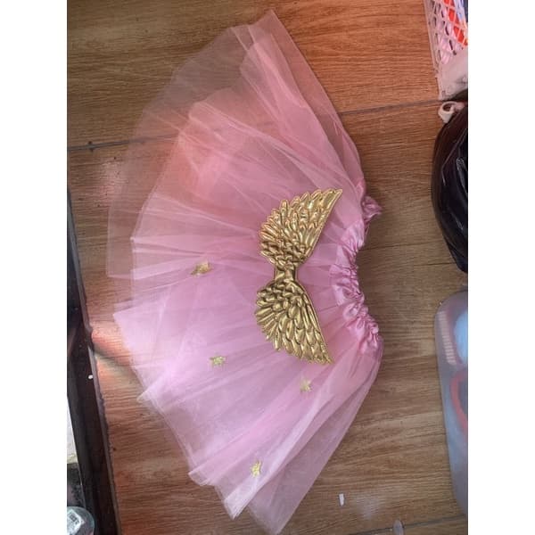 Saia rosa em tule com detalhe de asa dourada