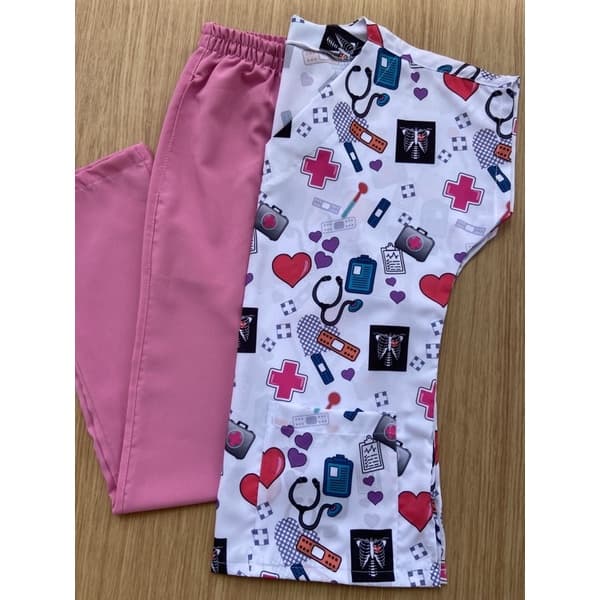 Conjunto feminino scrub hospitalar pijama cirurgico estampado.