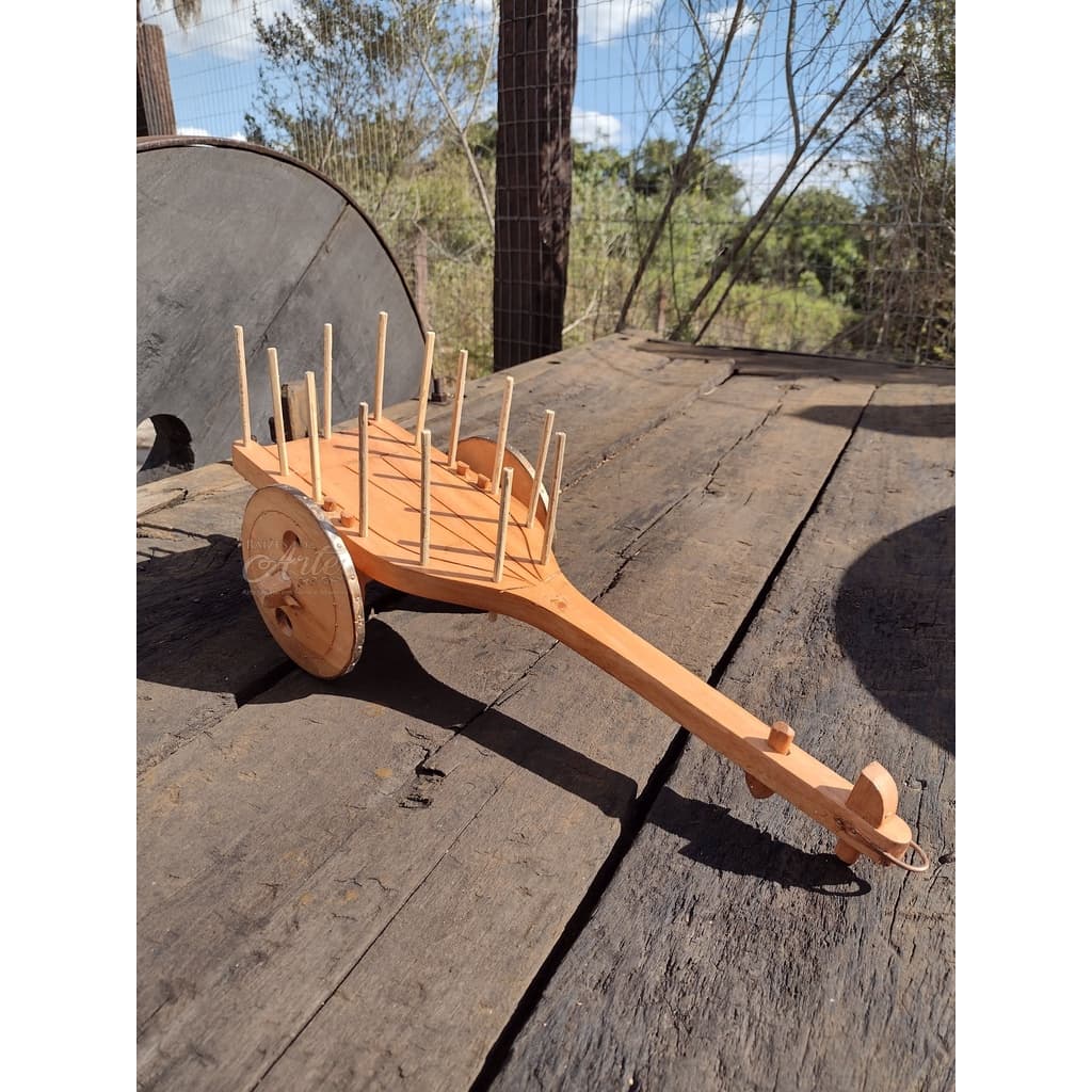 Mini carroça de bois feita artesanalmente em madeira Miniatura de carro de boi madeira peroba rosa Brinquedo artesanal charrete de boi