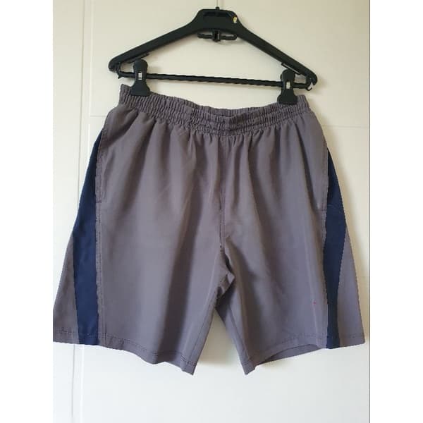 bermuda elite masculina, poliéster,  tamanho m.cor cinza com detalhes azul escuro, bolso com ziper nas laterais.