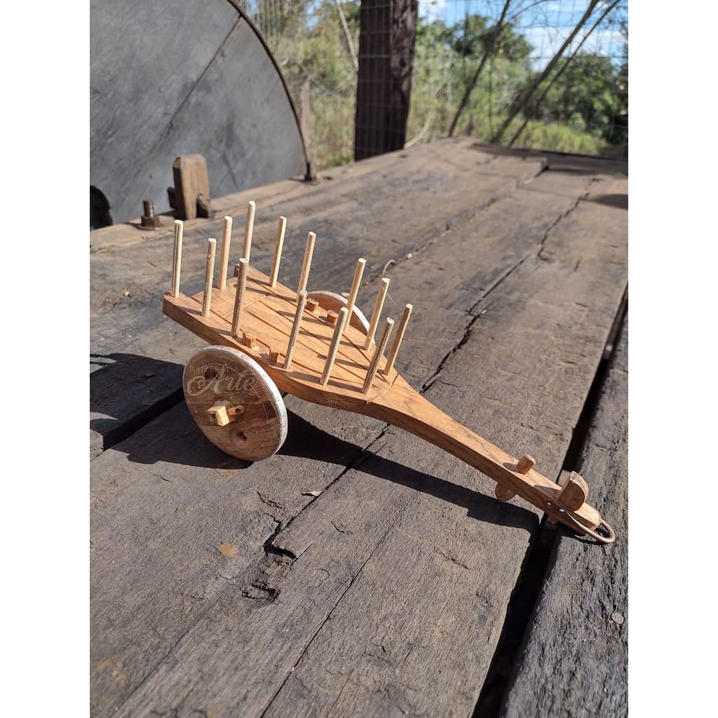 Miniatura carro de boi produzida artesanalmente em madeira Mini carroça de bois Brinquedo artesanal