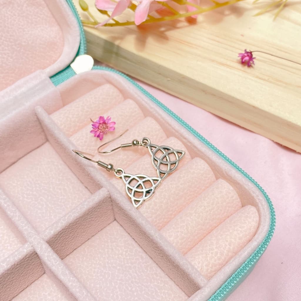 BRINCO TRIQUETRA COR PRATA