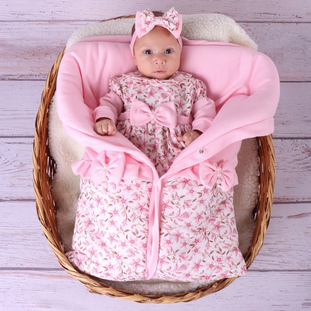 Kit Saída de Maternidade com Saco de Dormir Luxo Rosa com Macacão de Malha, acompanha um porta bebe