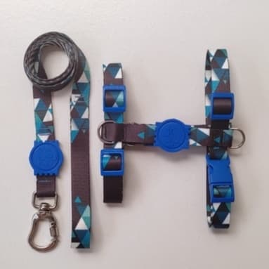 Peitoral H Anti-Puxão para Cachorros - Preto Abstrato com Detalhes em Azul