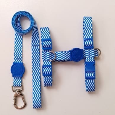 Peitoral H Anti-Puxão para Cachorros - Azul Listrado com Detalhes em Azul