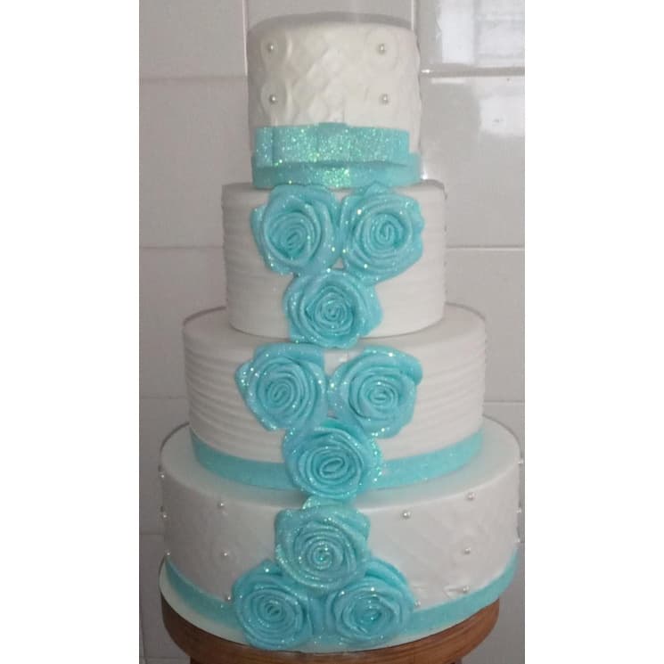Bolo dake Branco texturizado com base azul claro e flores glitter