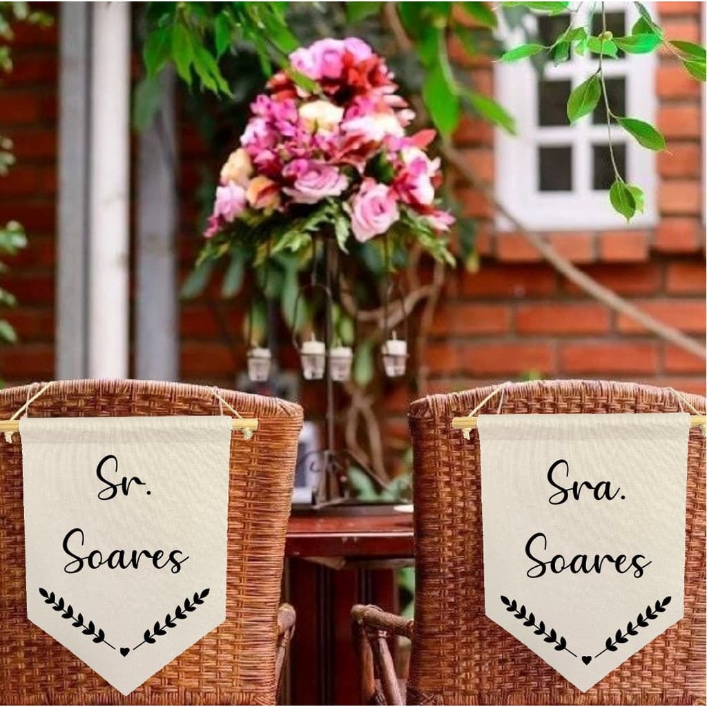 kit com 2 flamulas decorativas para casamento Sr e Sra sobrenome